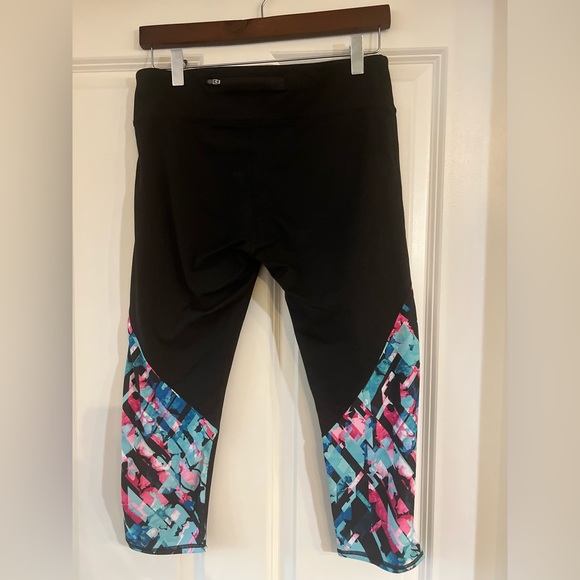 Fabletics capri leggings in black with geometric print design. - Picture 4 of 6
